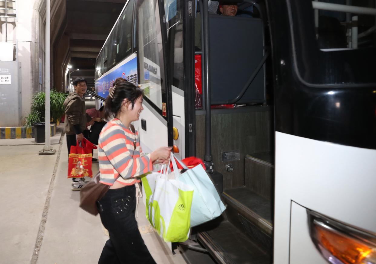 多地返岗专车专列陆续抵粤