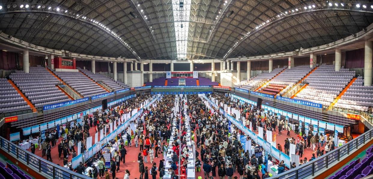 大型双选会在黑龙江省多所高校陆续开启